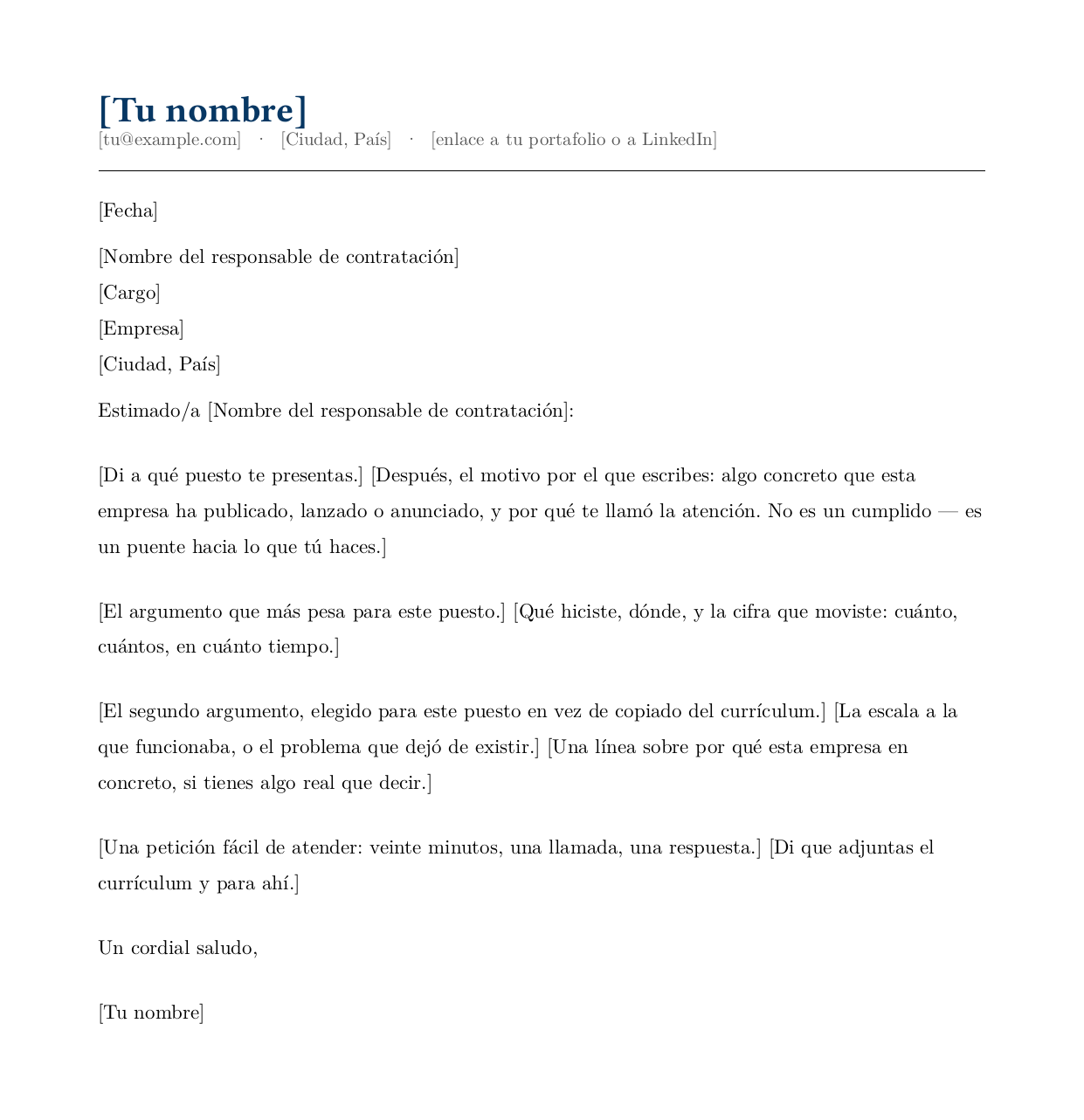 Plantilla de carta de presentación en blanco: encabezado con nombre y datos de contacto, fecha, bloque de cuatro líneas con el destinatario, saludo y cuatro instrucciones entre corchetes en lugar de los párrafos — la apertura, dos argumentos y la petición — en una sola página