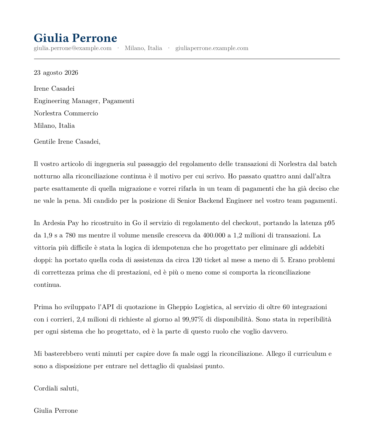 Esempio di lettera di presentazione per una senior backend engineer: intestazione con nome e contatti, data, destinataria con nome, un'apertura che cita il blog di ingegneria dell'azienda, due paragrafi di esperienza quantificata e una chiusura breve