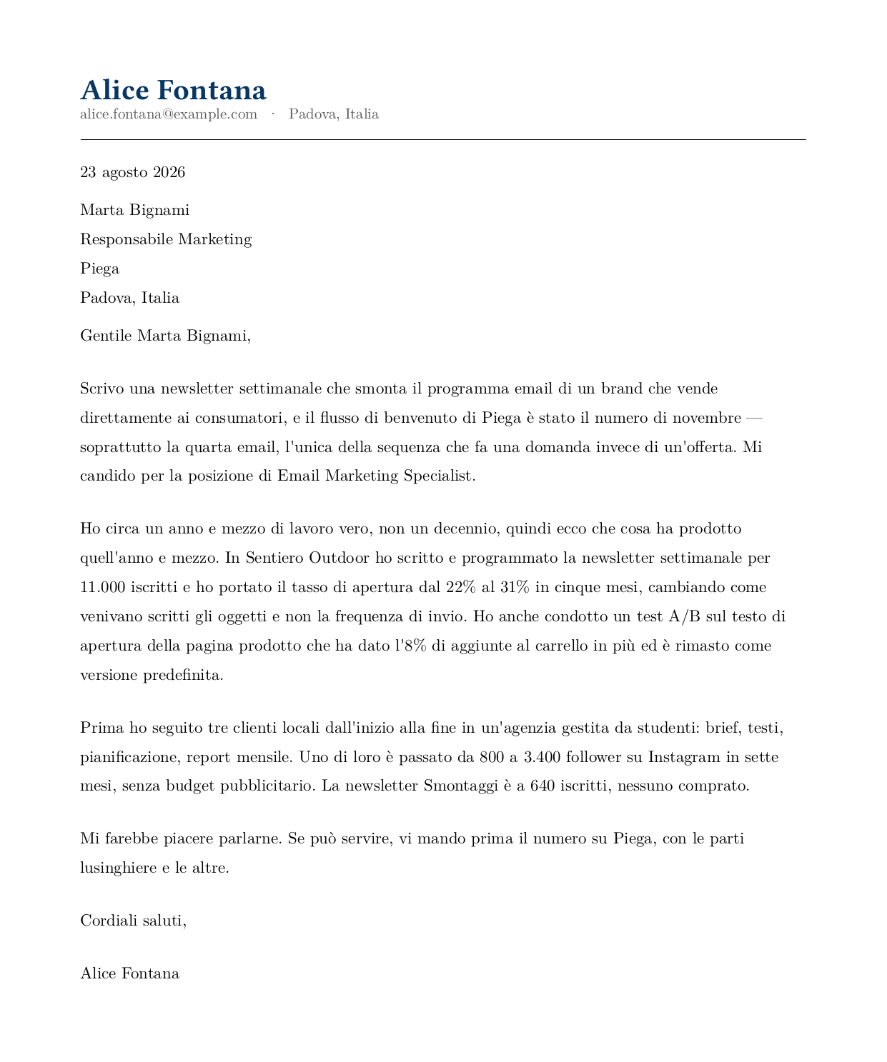 Esempio di lettera di presentazione per una neolaureata in marketing: apre con un'osservazione precisa sulla sequenza di email dell'azienda stessa, poi un lavoro nel marketing, un'agenzia studentesca e una newsletter personale, ciascuno con un numero