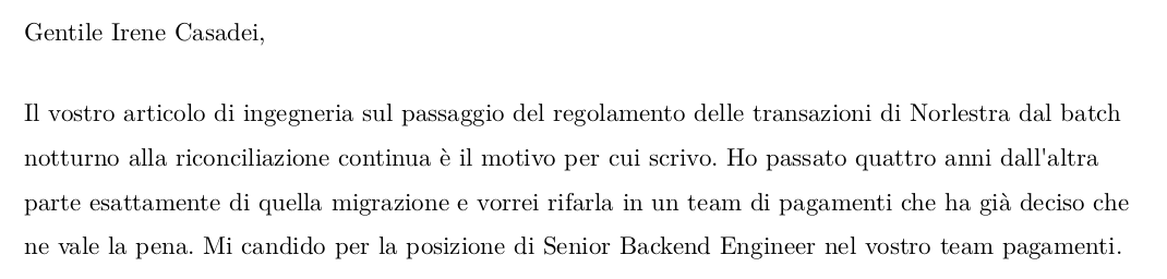 Dettaglio dell'apertura di una lettera di presentazione: il saluto a una persona con nome e cognome, seguito da un primo paragrafo che cita l'articolo di ingegneria dell'azienda come motivo della lettera