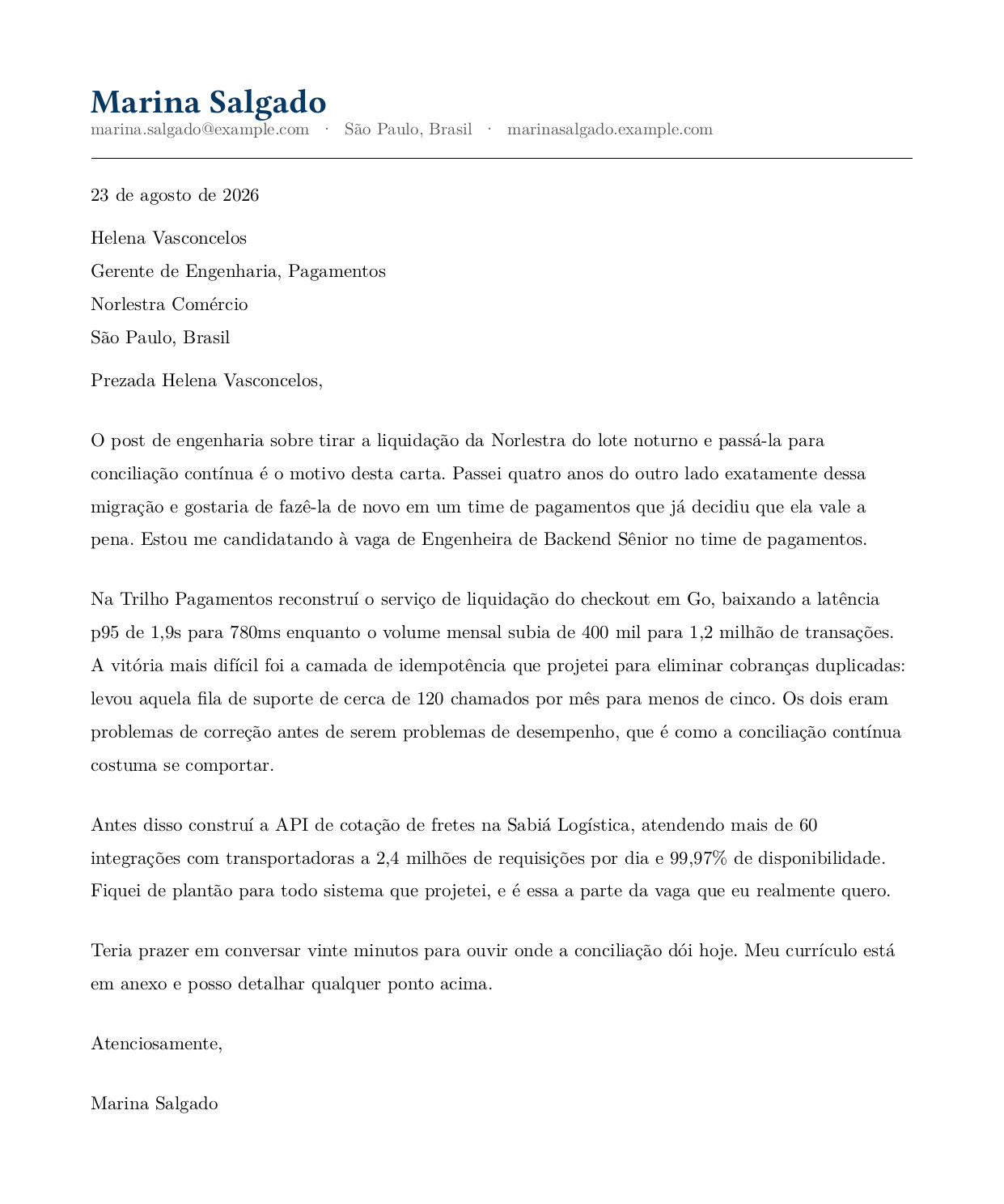Exemplo de carta de apresentação para uma engenheira de backend sênior: cabeçalho com nome e contato, data, destinatária nomeada, uma abertura que cita o blog de engenharia da empresa, dois parágrafos de experiência quantificada e um fechamento curto