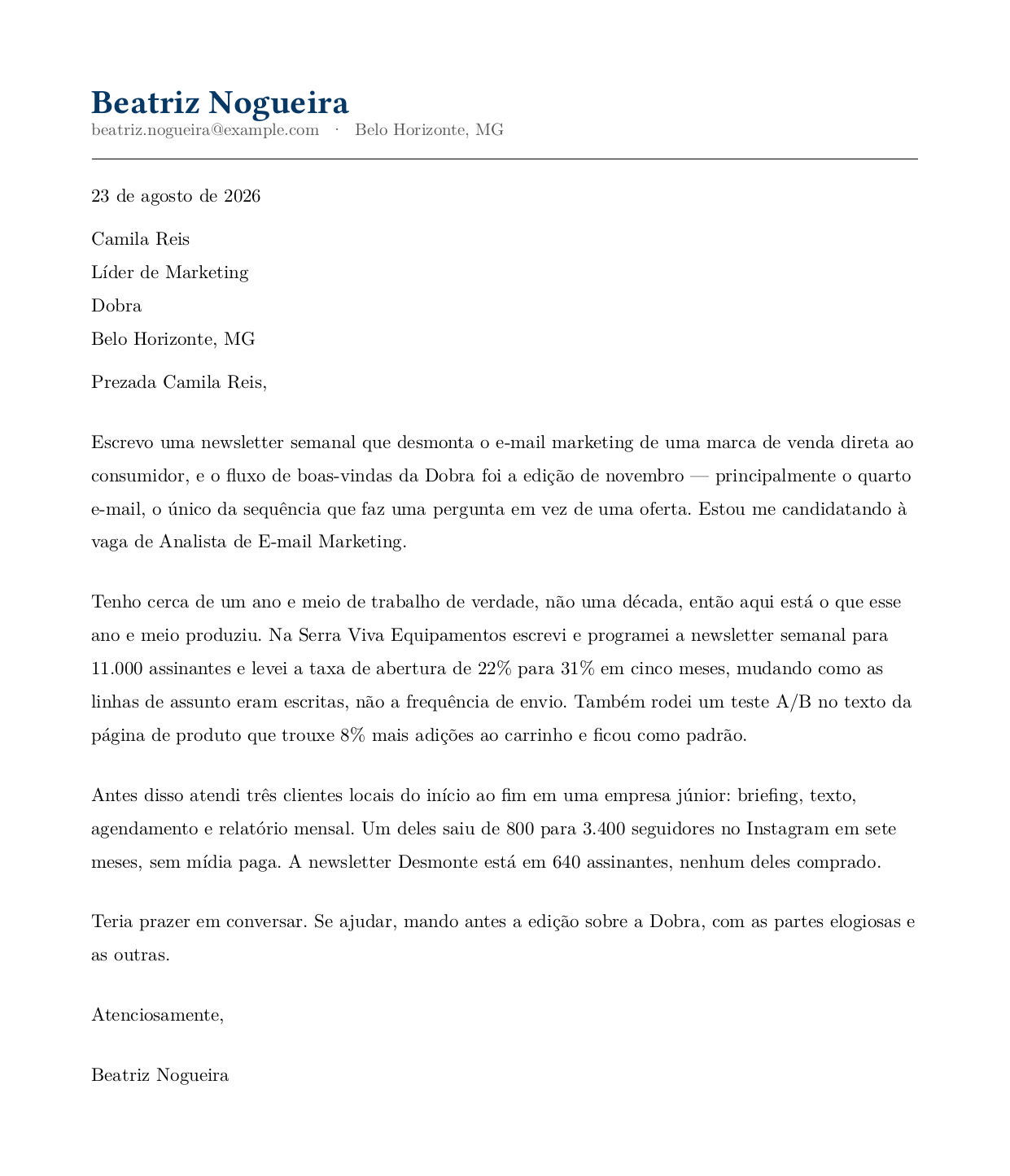 Exemplo de carta de apresentação para uma recém-formada em marketing: abre com uma observação específica sobre a própria sequência de e-mails da empresa, depois um emprego de marketing, uma empresa júnior e uma newsletter própria, cada um com um número