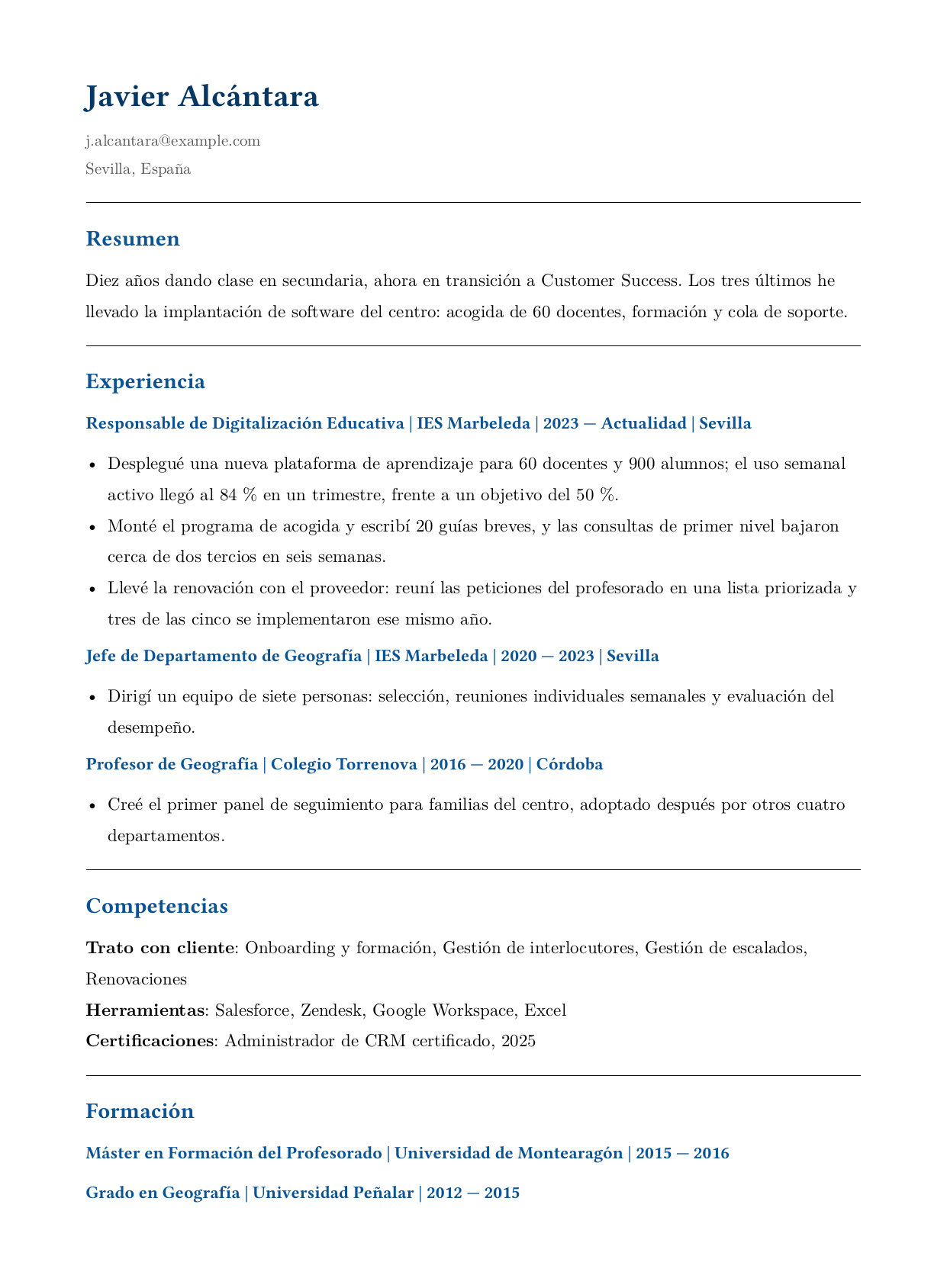 Ejemplo de currículum de un profesor que pasa a Customer Success: resumen que explica el cambio y tres puestos en educación reenfocados hacia la acogida, la formación y el trato con interlocutores