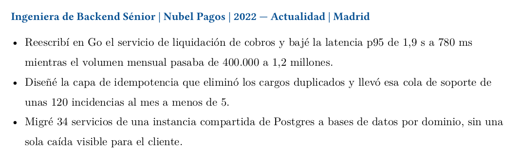 Primer plano de tres puntos de un currículum, cada uno encabezado por un verbo y terminado en un resultado medido