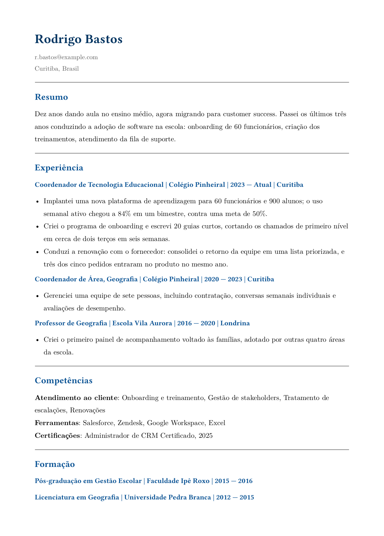 Exemplo de currículo de um professor migrando para customer success: resumo que explica a mudança e três cargos na educação reenquadrados em torno de onboarding, treinamento e relacionamento com stakeholders