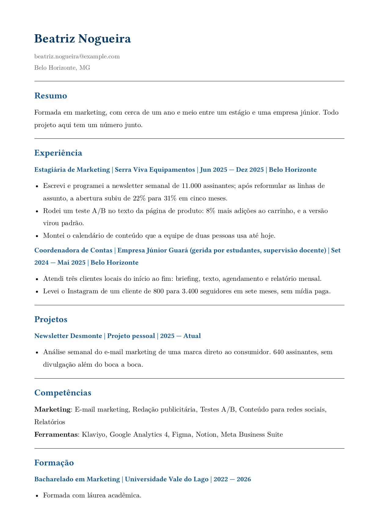 Exemplo de currículo de uma recém-formada em marketing: estágio, cargo em empresa júnior, um projeto pessoal, competências e graduação