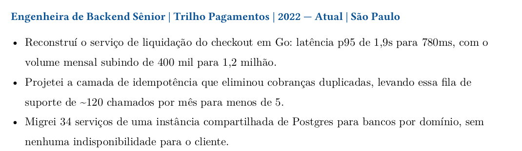 Close-up de três tópicos de currículo, cada um começando com um verbo de ação e terminando em um resultado medido